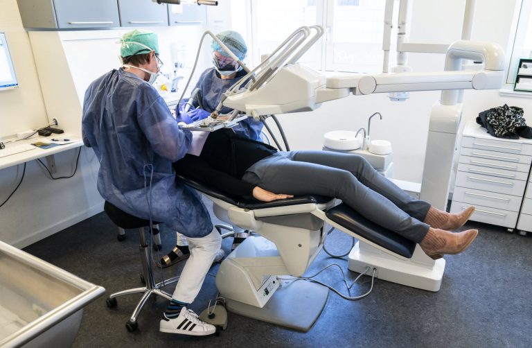 Implant dentaire : à qui il s’adresse ?
