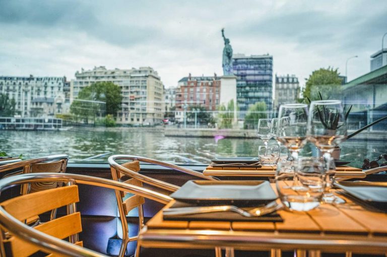 Dîner de croisière : comment être fier de sa soirée ?